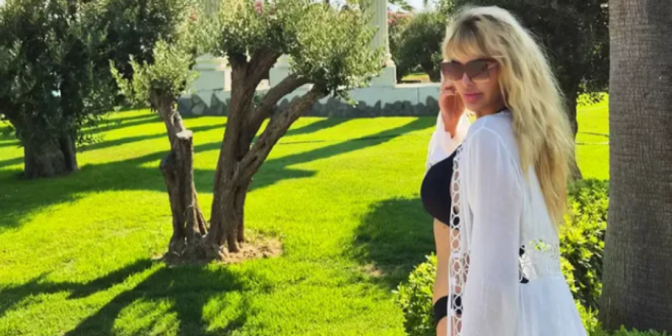 Govori pet jezika i grmi u bikiniju! Ćerka naše pevačice kadrovima sa letovanja usijala mreže (FOTO)
