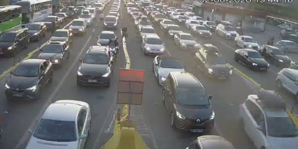 Kolaps na granicama, na jednom prelazu čeka se čak 5 sati: AMSS izdao hitno upozorenje za sve koji kreću na put!