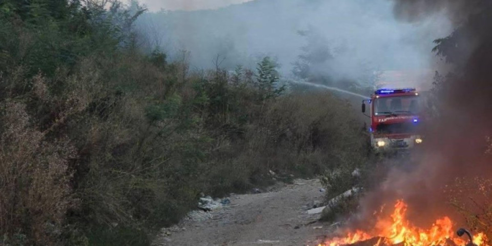 Ogroman požar u Kraljevu: Poznato šta se zapalilo - Gust dim se nadvio nad gradom (FOTO/VIDEO)