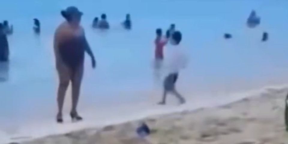 Pogled pao na noge: Svi su na plaži bili u kupaćim, a onda se pojavila ona i izazvala opšti šok! (VIDEO)