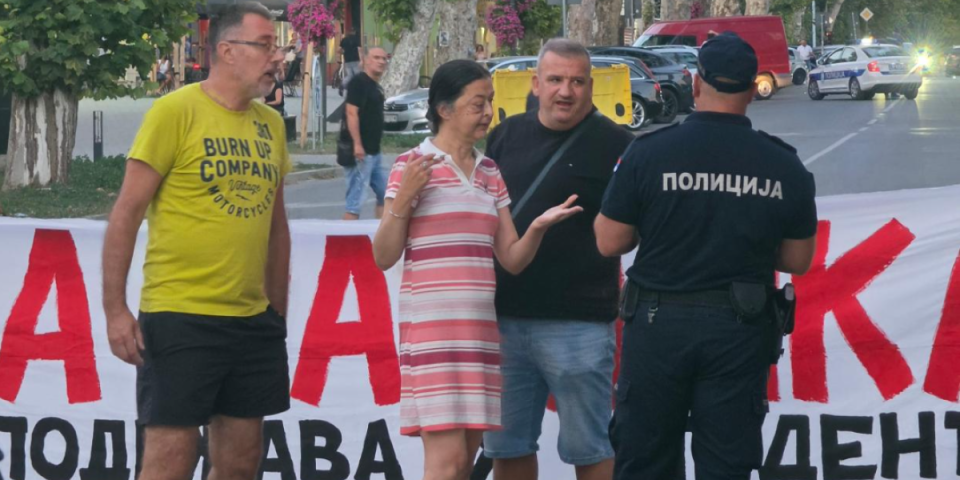 Bezdušnici! Blokaderi divljački napali humanitarce koji su skupljali novac za bolesnu ženu (VIDEO)
