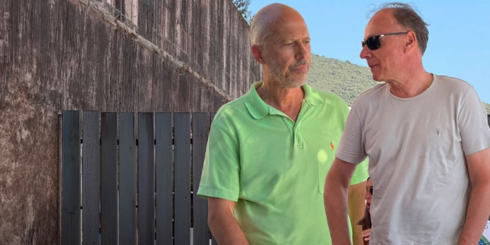 Otkrivamo: Evo ko je muškarac s kojim se politikant Đokić danas baškario u Bigovu - ekskluzivne fotografije (FOTO)
