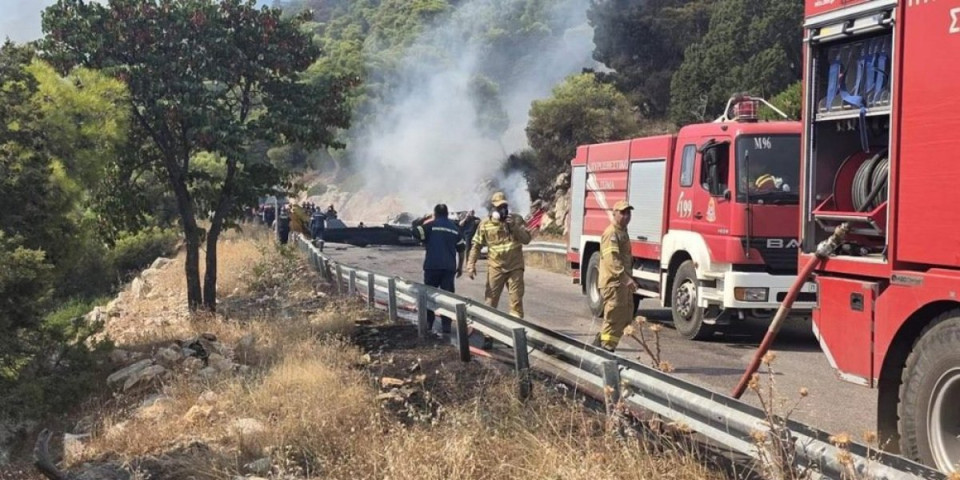 Vatrena stihija u Grčkoj se širi munjevitom brzinom: Požari gutaju sve pred sobom, više stotina vatrogasaca na terenu (VIDEO)