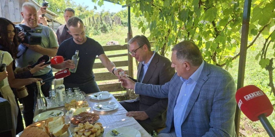 Šta Vučić obeća to se i ispuni! Predsednik pozvao izvođača pred svima, domaćin dobija put!