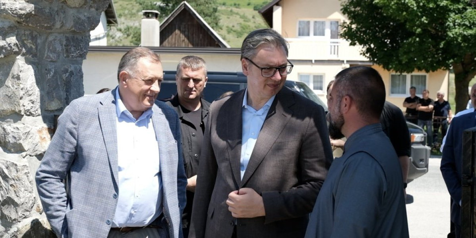 Emotivni trenutak u Čipuljiću! Vučić ušao u očevu porodičnu kuću: "Tu sam učio, igrali smo fudbal, telefona nije bilo..." (VIDEO)