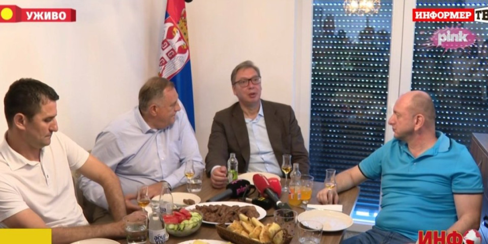 "Tamo gde sam ja, biće i zastava mog naroda!" Emotivni trenutak u Čipuljiću: Vučić sa Kneževićem i Dodikom u očevoj kući (FOTO/VIDEO)