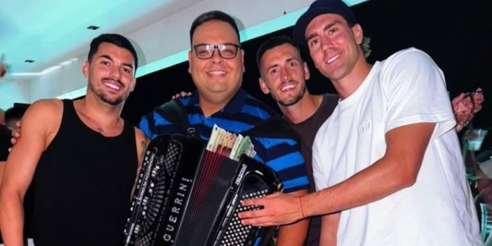 Isplivale cifre: Muzičar uslikao harmoniku posle provoda sa Vlahovićem - evo koliko je bakšiša dobio!