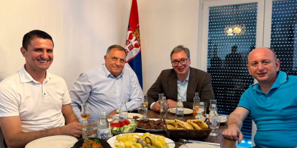 Vučić u dedinoj kući dočekao Kneževića: Predsednik poslao snažnu poruku koju će mnogi pamtiti (FOTO)