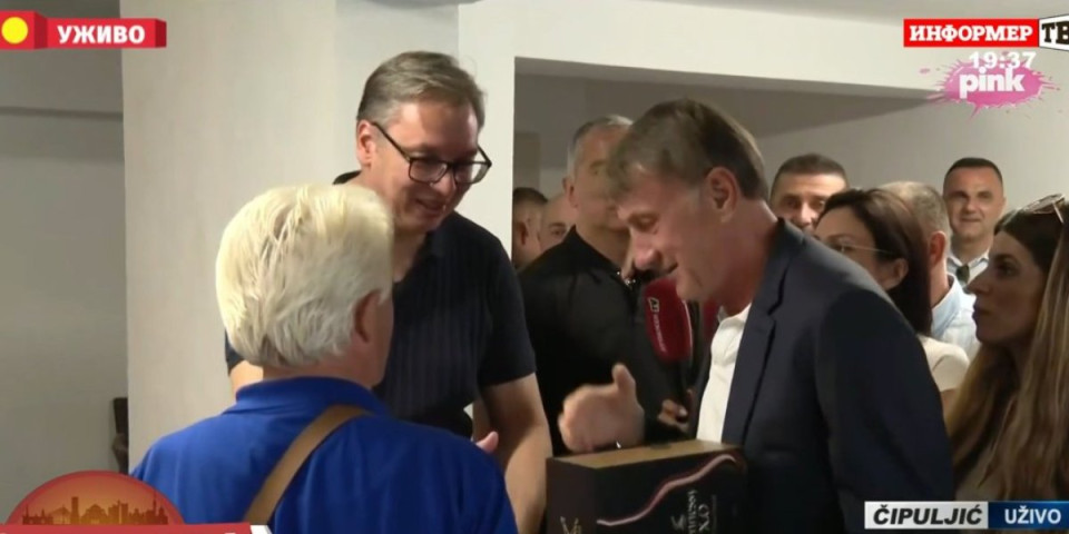 "Hvala svima koji su ovde došli!" Vučić ugostio komšije u svojoj porodičnoj kući u Čipuljiću (FOTO/VIDEO)