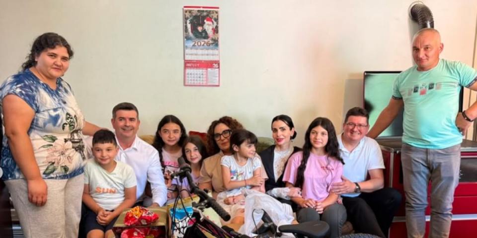 Uručeni pokloni porodici Pavlović! Đerlek: Briga nije samo društvena odgovornost, već i ulaganje u budućnost naše zemlje (FOTO)