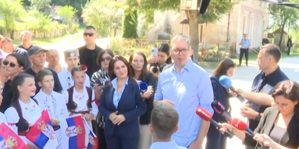 Vučić u mestu Jezero: Malo je mesto, ali ovde nam je prirodni priraštaj najveći u čitavoj Republici Srpskoj (VIDEO)