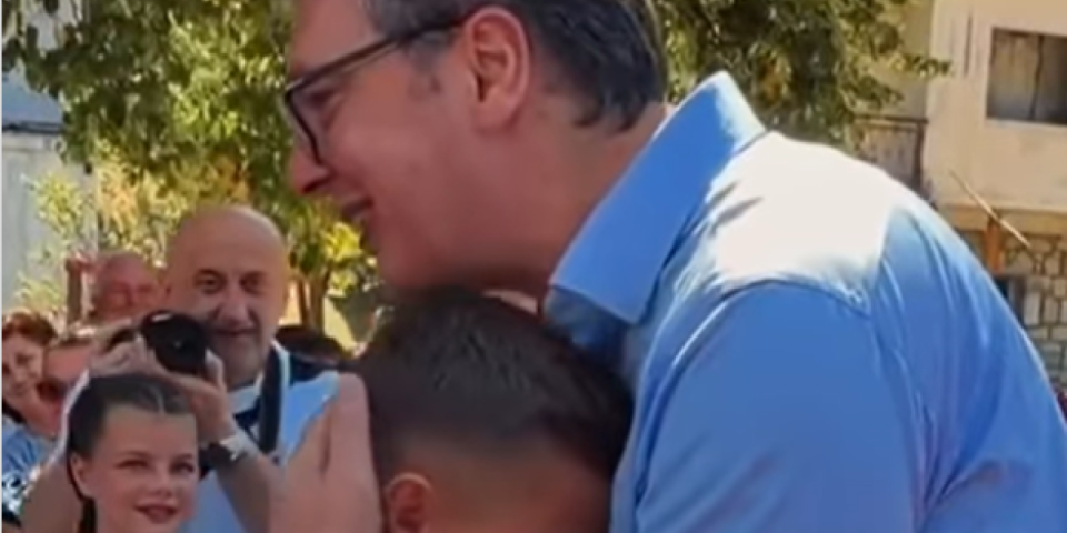 Ponosan sam na srpsku decu koja se ovde rađaju i rastu: Predsednik Vučić u selu Jezero razgovarao sa mališanima
