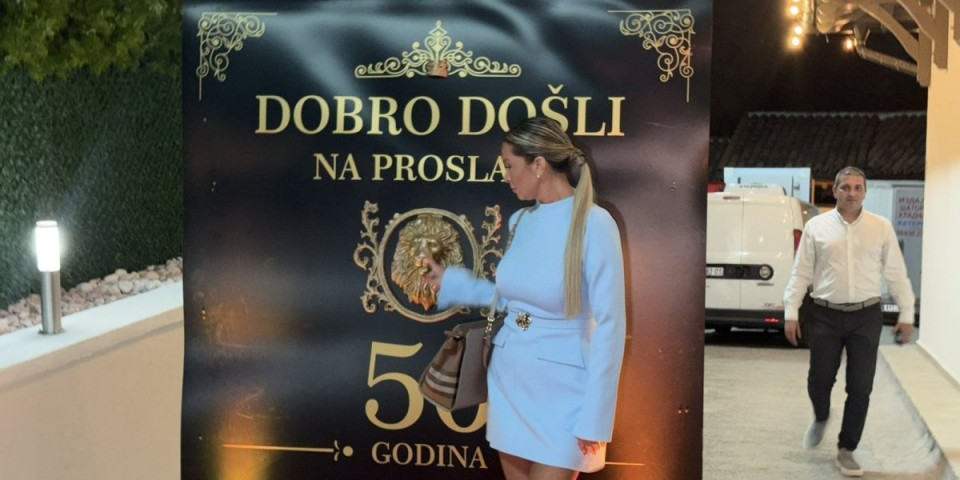 Svi zinuli kad su je ugledali! Karleuša (45) drastično smršala, pa ušetala na slavlje - Pogledajte samo ove nogice