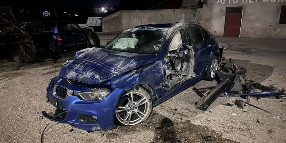 Težak udes kod Užica: Automobil smrskan do neprepoznatljivosti, točkovi i delovi razbacani po kolovozu (FOTO)