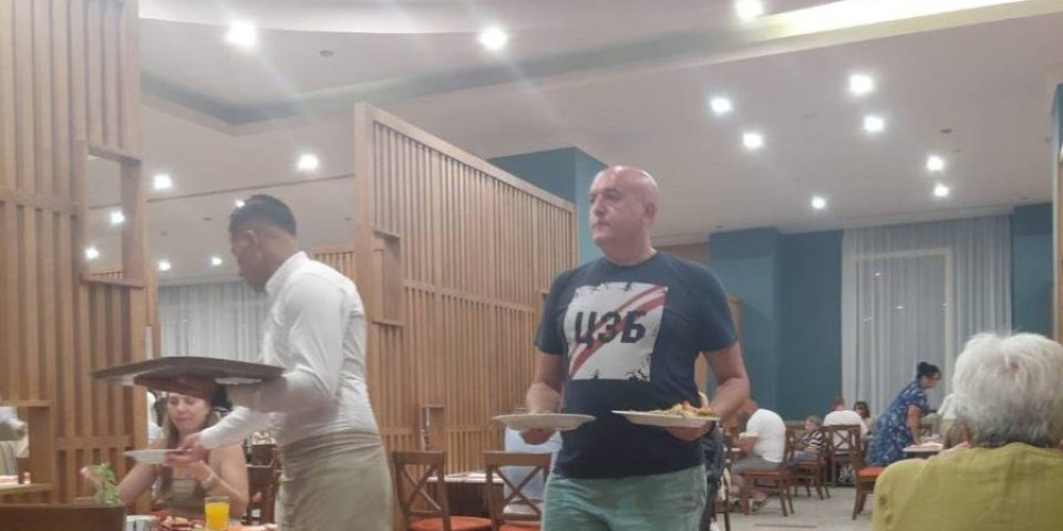 GOSI bomba! Vođa blokadera uhvaćen na lukskuznoj destinaciji - Predrag Lečić sa plaže poziva na rušenje Srbije (FOTO)