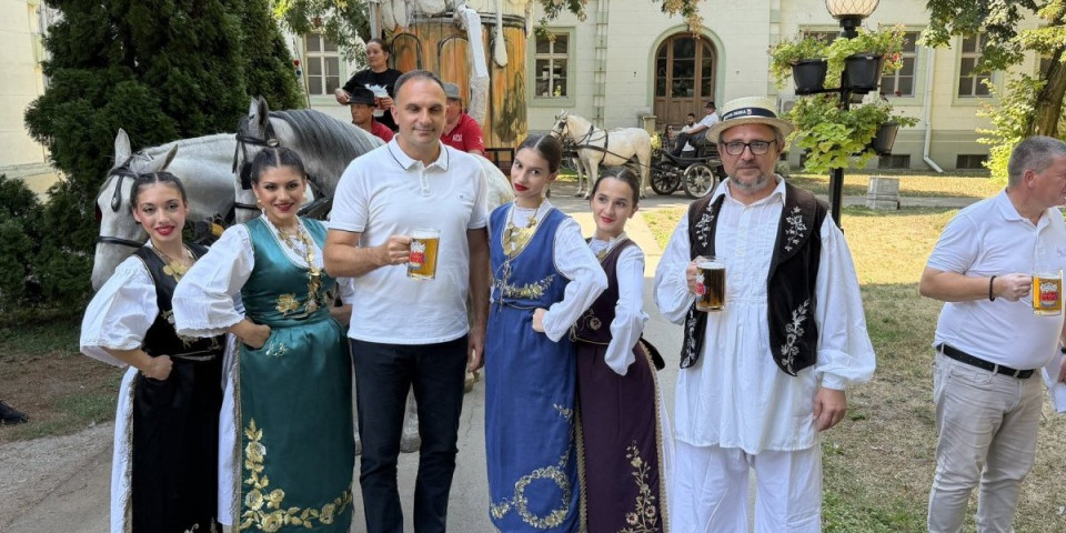 Ceo grad slavi uz besplatno piće! Tradicionalna manifestacija počela u Zrenjaninu