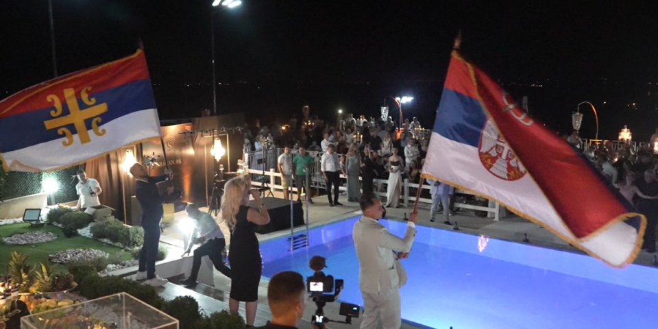 Patriotizam u Grockoj glavna tema! Uz stihove "Veseli se, srpski rode" razvijene i zastave – Prizor rasplakao i oduševio goste (VIDEO)