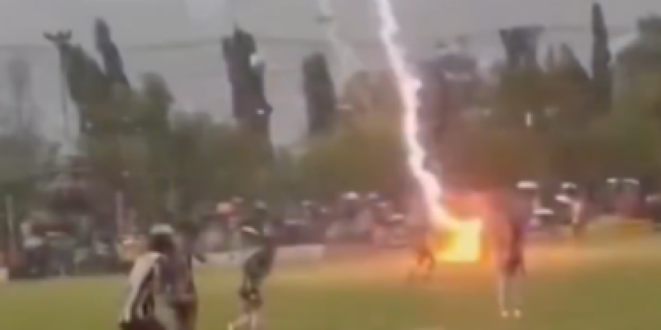 (VIDEO) Uznemirujuć sadržaj! Grom ubio fudbalera (24) usred utakmice, povređeno još 12 osoba