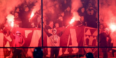 Haos u centru Sarajeva: Tuča navijača dva najveća kluba, baklje na sve strane (FOTO)