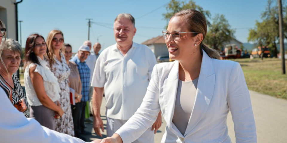 Ministarka Pavkov oduševljena novim reciklažnim dvorištem u Ražnju: Stara štala dobila novu upotrebnu vrednost (FOTO)