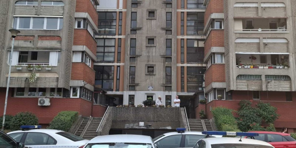 Jezive scene na Novom Beogradu! Policija blokirala prilaz - Sin svirepo ubio majku (FOTO/VIDEO)
