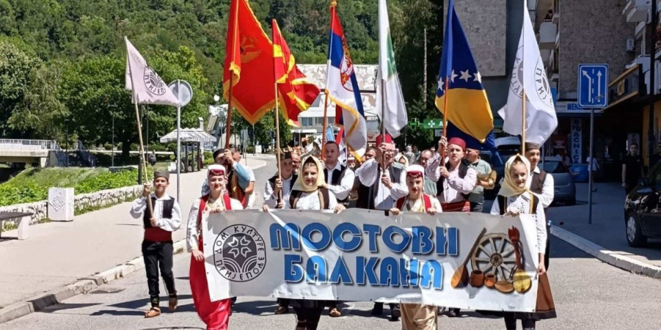 U Užičkom kolu svi su bili isti narod: Sa Mostova Balkana u Priboju procvetala ljubav (VIDEO)