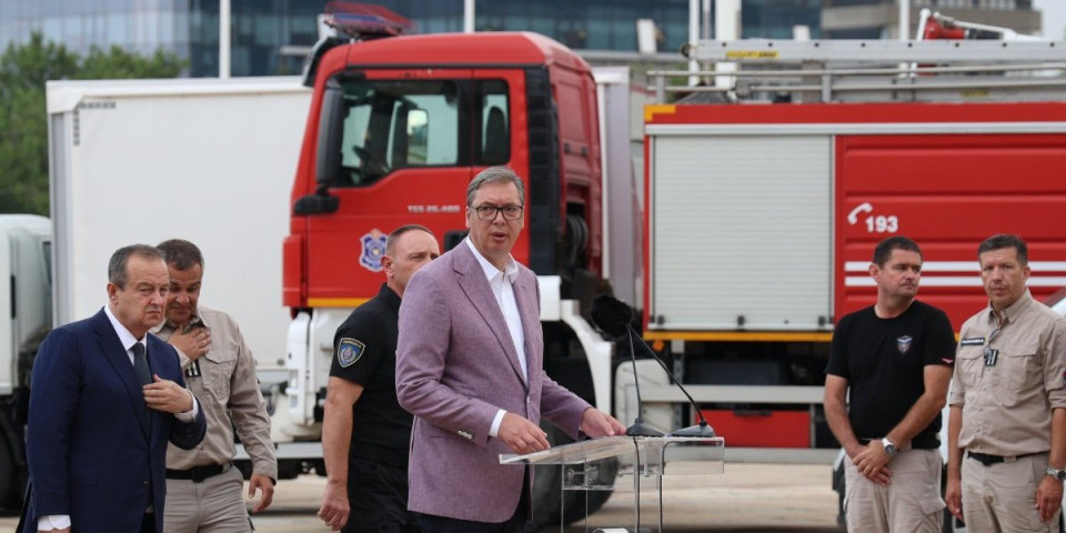 Vučić zagrmeo zbog heroja Srbije: Vatrogasci su naši ponosi, a blokaderi obični sramni lažovi (VIDEO)
