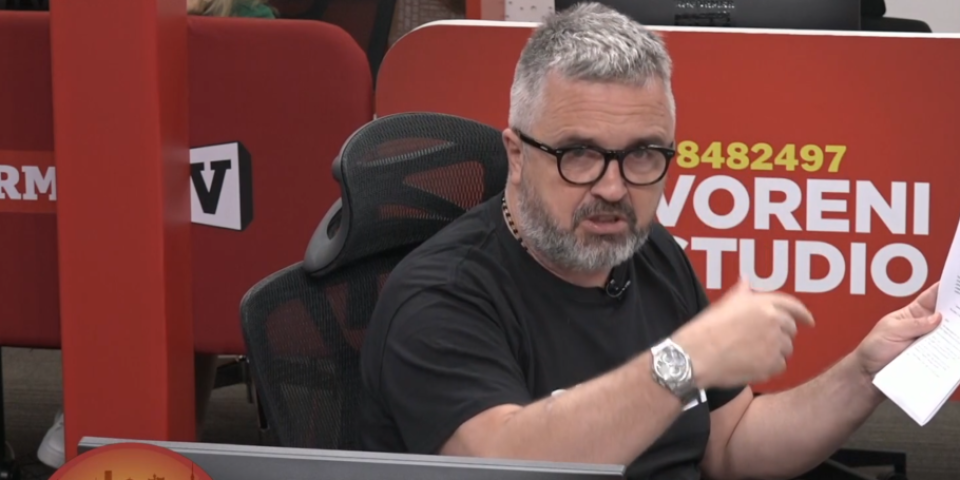 Šokantna scena u Kolegijumu! Dragan J. Vučićević usred programa uživo izvadio ovaj aparat (VIDEO)