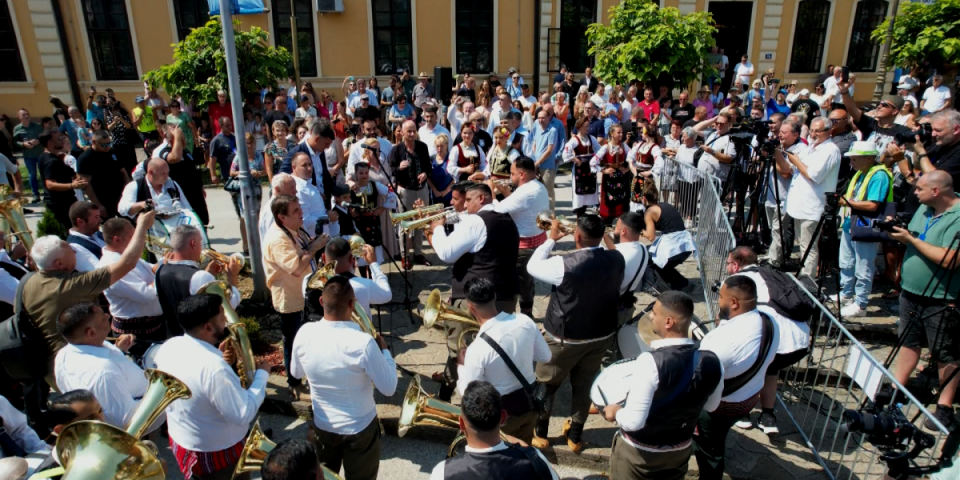 Počelo je! Guča na nogama, trubači okupirali ulice! Dragačevo od danas postaje centar sveta (FOTO/VIDEO)