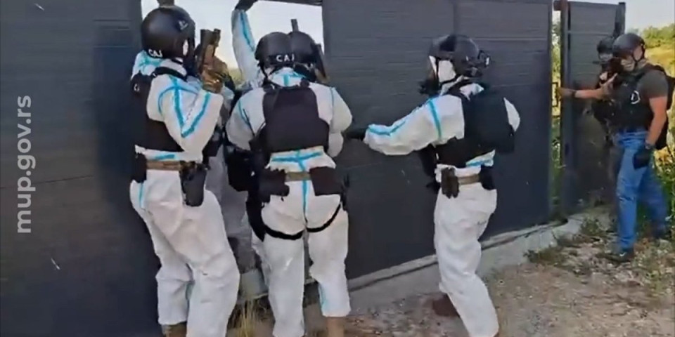 Filmski upad specijalaca: Razvalili vrata pa spakovali narko-dilere - Zaplenjeno pola tone marihuane (VIDEO/FOTO)