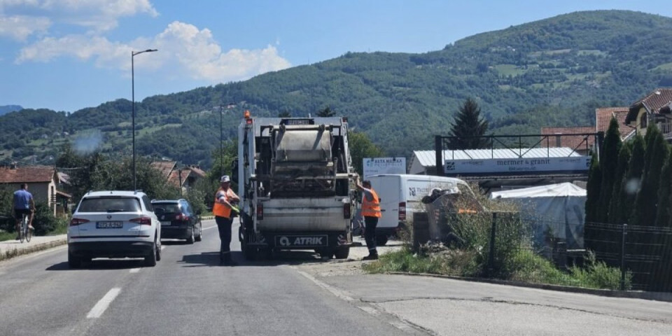 Heroji ulice! Dok u Prijepolju drugi beže u hlad, oni prazne kontejnere po najvećoj vrućini