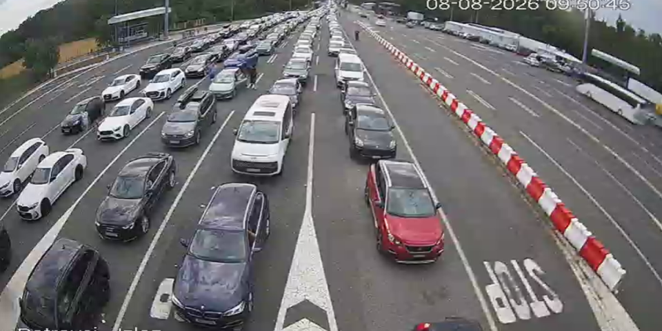 Haos! Automobili 4 sata stoje u mestu (FOTO)