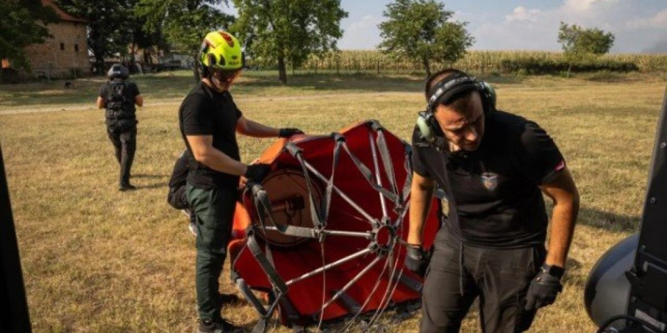 Pogledajte dramatičnu borbu: Ovi momci danonoćno gase požar u Deliblatskoj peščari (VIDEO)