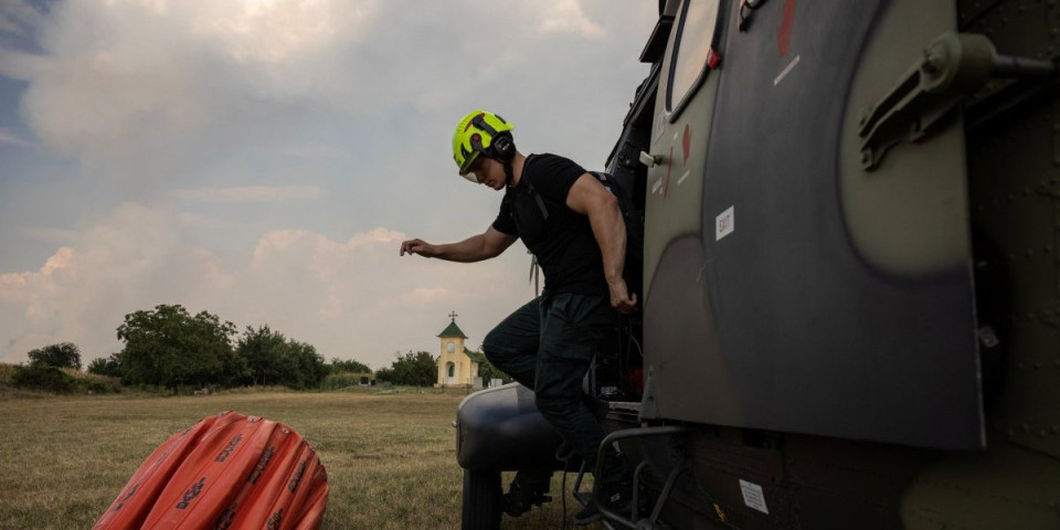 Heroji u vatrogasnim uniformama! Naši ljudi se svim snagama bore protiv vatrene stihije - Sve oči uprte ka Deliblatskoj peščari