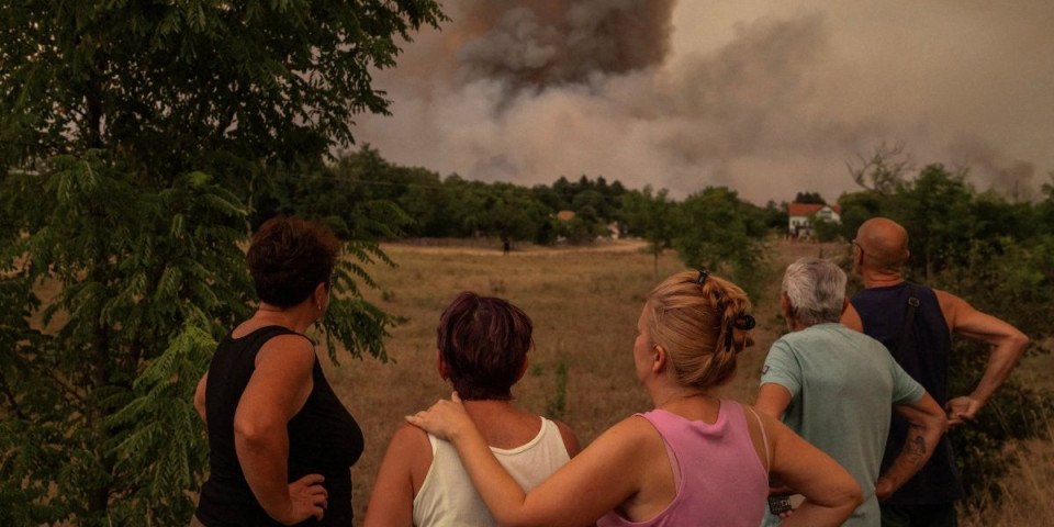 Jeziva sila prirode! Uplakana lica i šok: Tužne scene iz požara u Deliblatskoj peščari - Ljudi mole Boga samo da sve prođe... (FOTO)