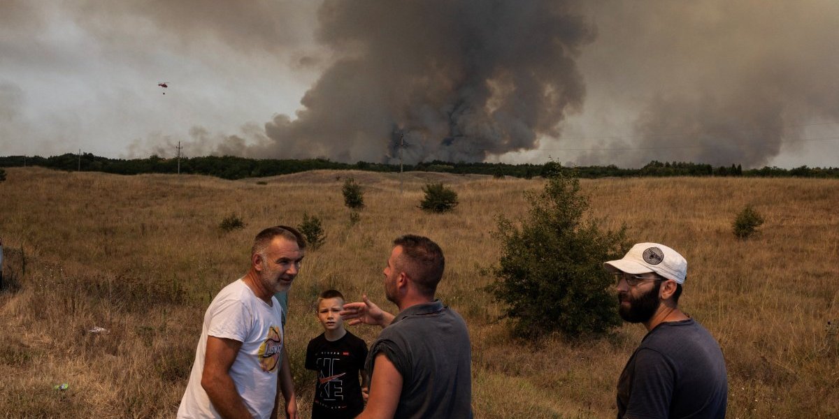 Meštani posmatraju dim
