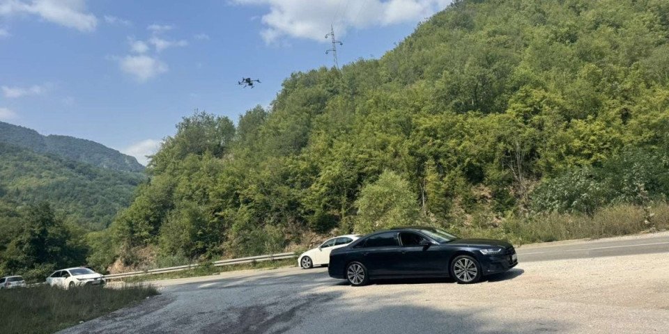 Pljušte kazne za bahate vozače: Saobraćajna policija dronovima kotroliše magistralu kod Prijepolja (FOTO)