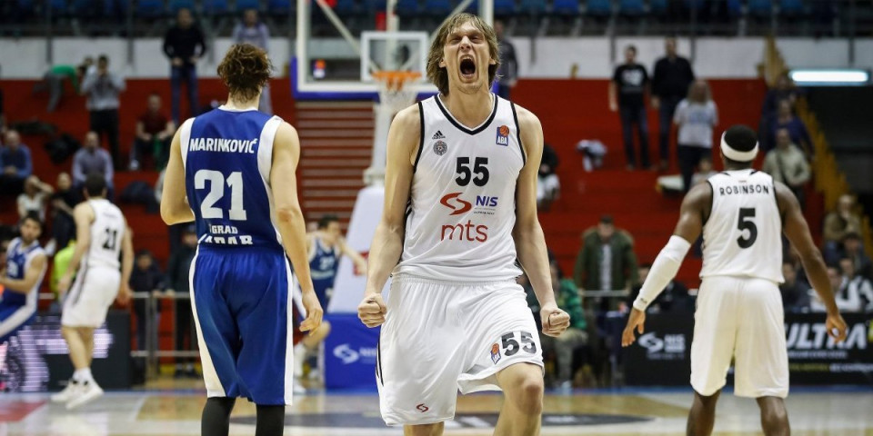 Taj dan sam sahranio dedu i dao koš za pobedu! Emotivna ispovest ljubimca navijača Partizana