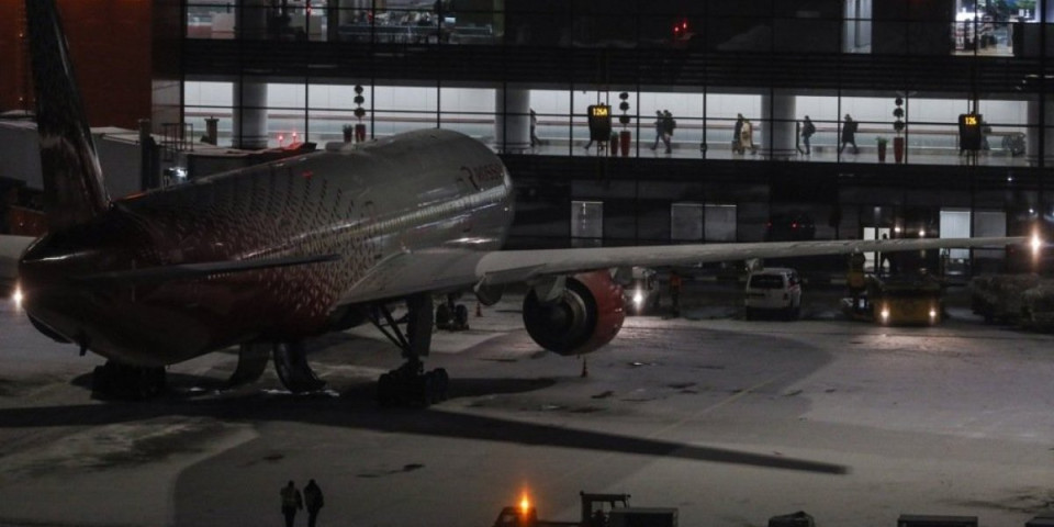 Horor u avionu za prestonicu: Maloletnica u strahu pokazala poruku stjuardesi - Hitno alarmirana policija na aerodromu