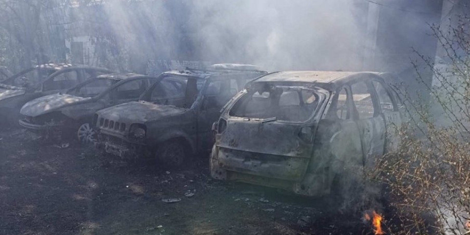 Požar u dvorištu auto-lakirnice kod Niša: Izgorelo više vozila (FOTO)
