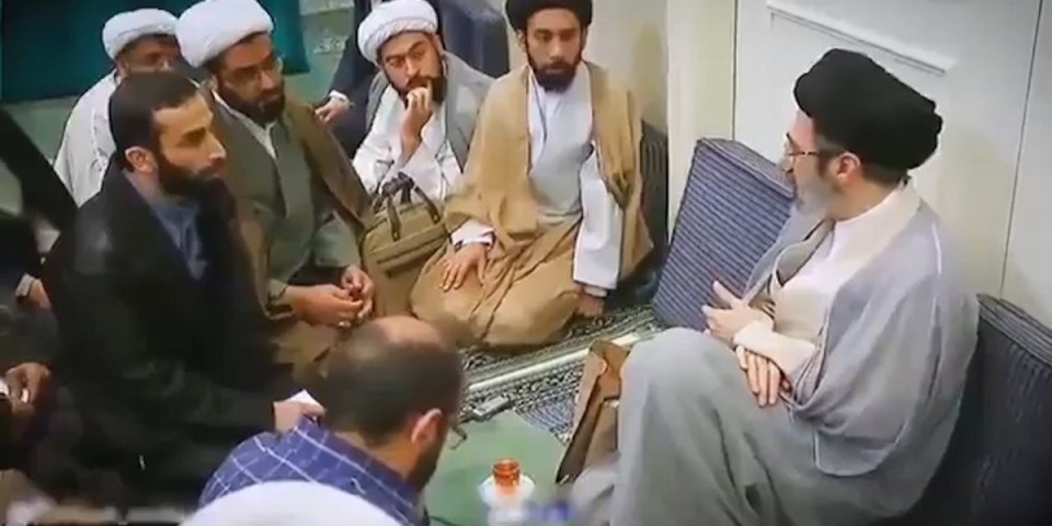 Cure snimci iz Teherana : Pogledajte kako izgleda Modžtaba Hamnei (VIDEO)