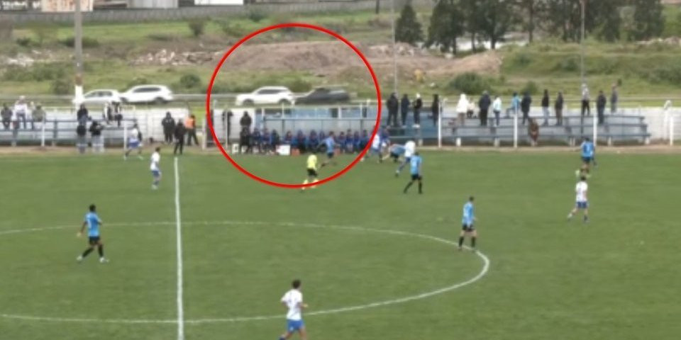 Lopta izazvala sudar pored stadiona: Bizarna scena u Urugvaju, kamera sve snimila (VIDEO)