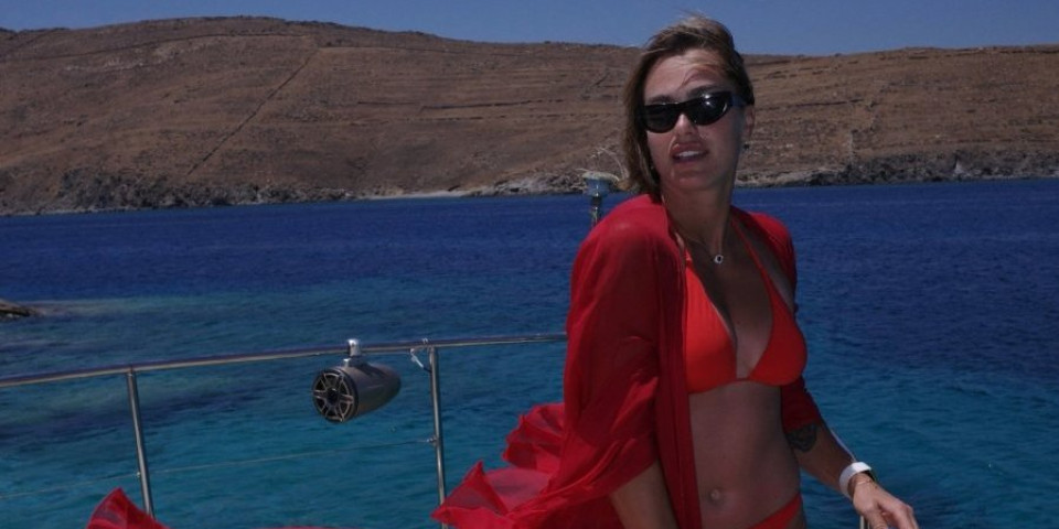 Sabalenka u nikad manjem kupaćem: Vrele scene, voda se sliva niz telo, a onda je pokazala guzu