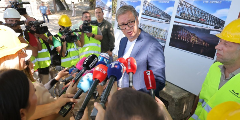 Vučić iznenadio radnike! Došao na gradilište, a onda im uručio slatko osveženje (VIDEO)