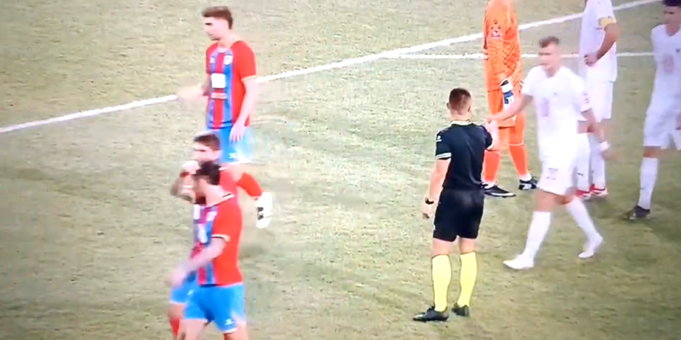 Nek se čuje do Sarajeva: Navijači Borca uzvikivali ime Ratka Mladića, sudija sramno prekinuo meč (VIDEO)