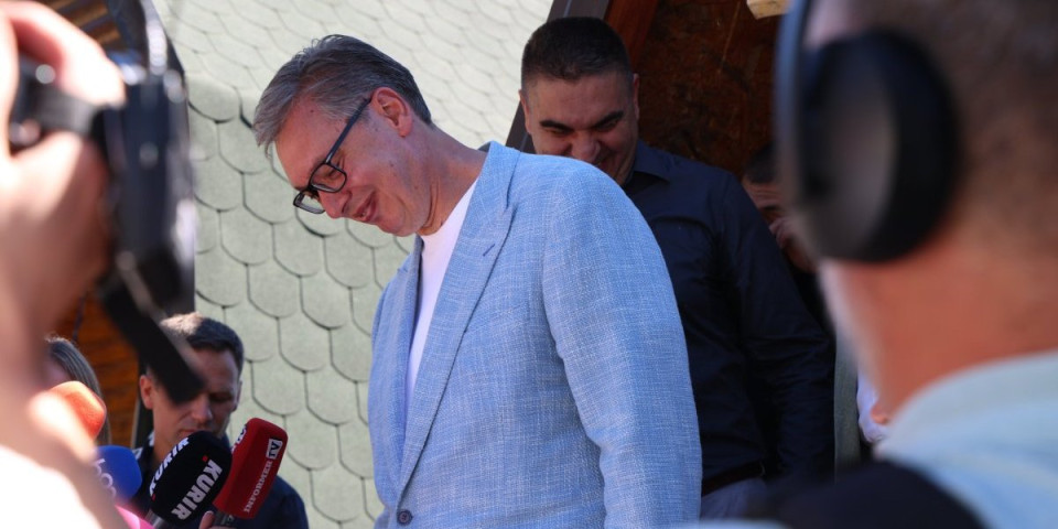Poseban trenutak u Prijepolju! Vučiću prišao čovek sa posebnim poklonom - predsednik nije krio oduševljenje (FOTO)