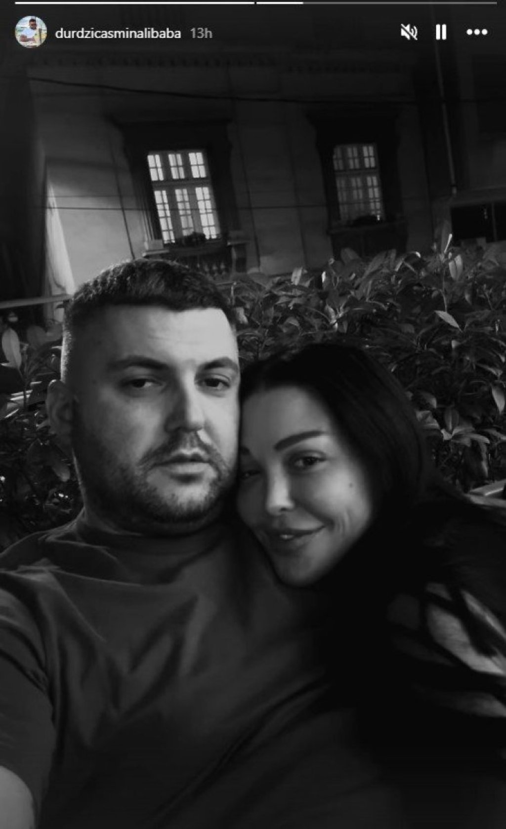 Intimni snimak zapalio Srbe: Maja i Asmin u zanosu na javnom mestu - Dohvatili se pred svima (VIDEO)