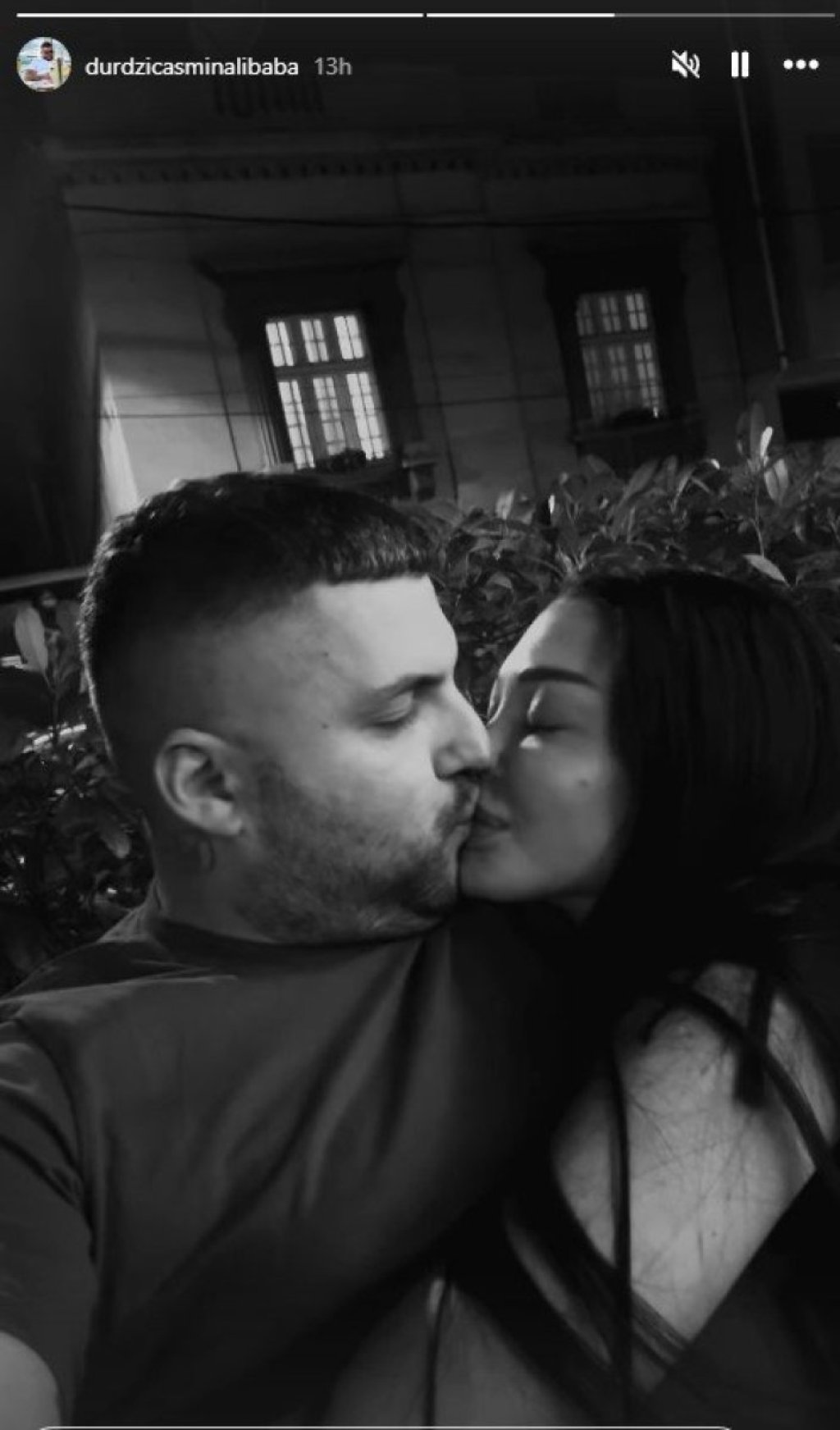 Intimni snimak zapalio Srbe: Maja i Asmin u zanosu na javnom mestu - Dohvatili se pred svima (VIDEO)