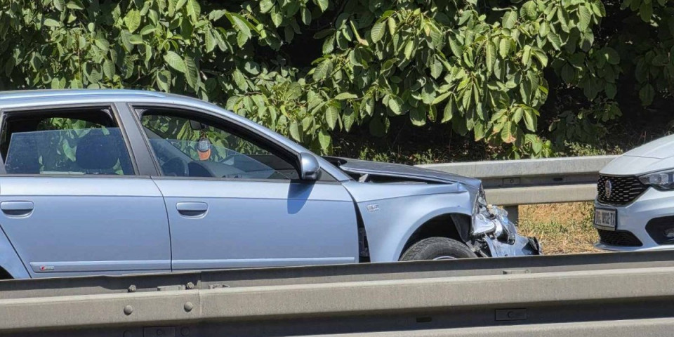 Sudar kod Dušanovca: Delovi auta rasuti po putu, saobraćaj u kolapsu (FOTO)
