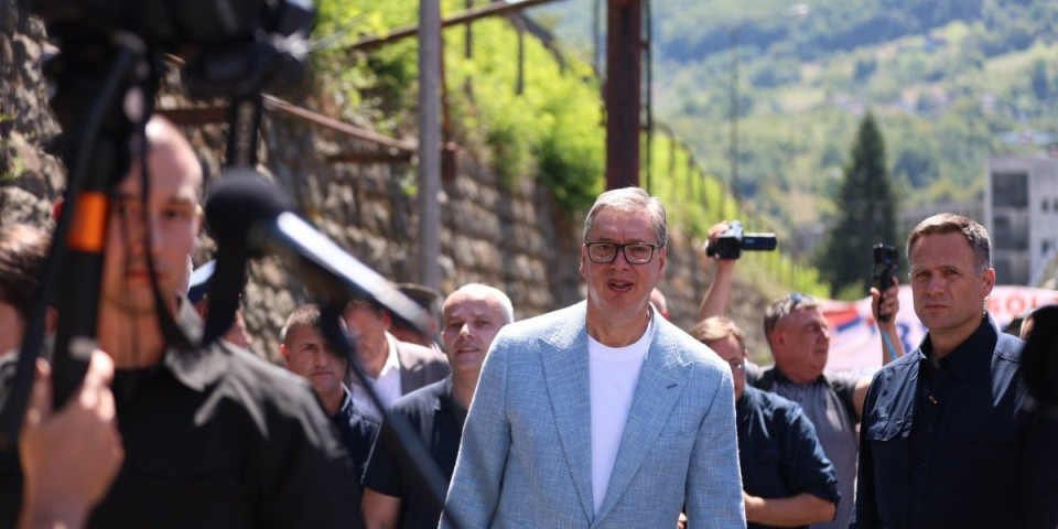 Vučić u fabrici FAP: Predsednik nastavlja posetu jugozapadu Srbije - radnici ga dočekali aplauzima (FOTO/VIDEO)